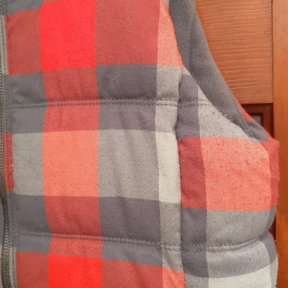Old Navy Women's Small Plaid Puffer Vest - Picture 3 of 5